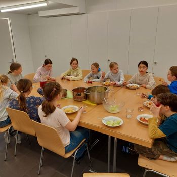 20230322_eat & play1.jpg